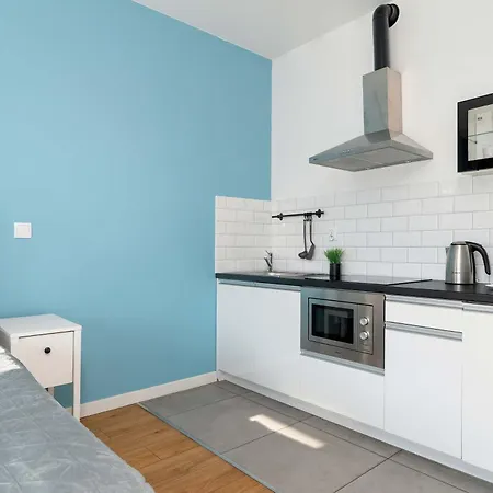 Elegant Very Berry With Parking And Balcony By Renters