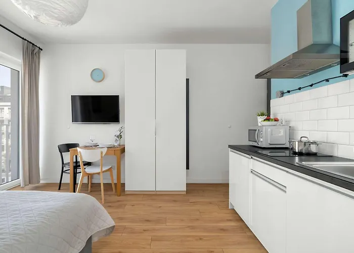 Elegant Very Berry With Parking And Balcony By Renters