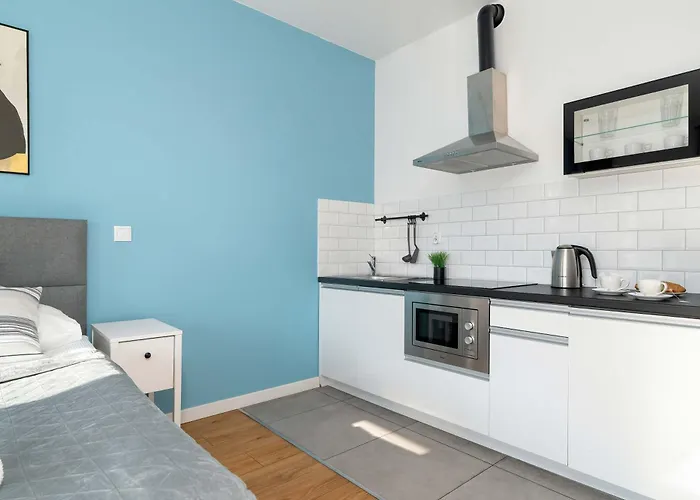 Elegant Very Berry With Parking And Balcony By Renters