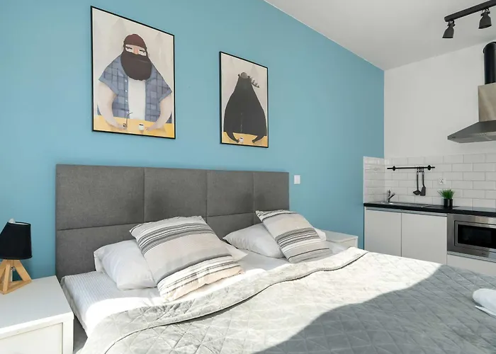 Elegant Very Berry With Parking And Balcony By Renters ポズナン