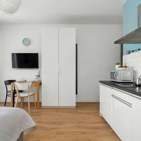 Elegant Very Berry With Parking And Balcony By Renters