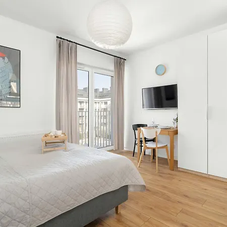 Elegant Very Berry With Parking And Balcony By Renters Apartamento Poznan