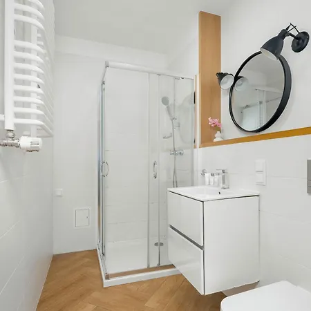 Elegant Very Berry With Parking And Balcony By Renters *