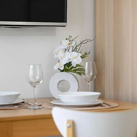 Elegant Very Berry With Parking And Balcony By Renters *