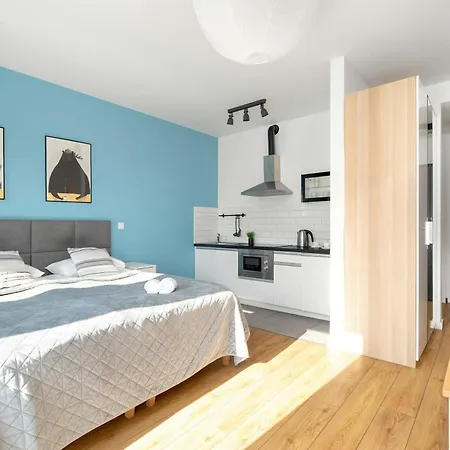 Elegant Very Berry With Parking And Balcony By Renters *