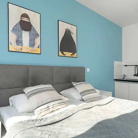 Elegant Very Berry With Parking And Balcony By Renters Poznaň