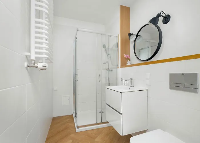 Elegant Very Berry With Parking And Balcony By Renters *