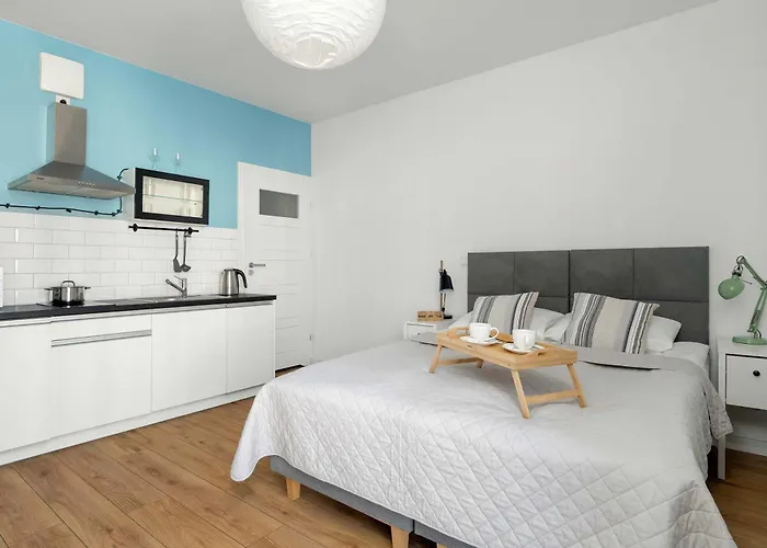 Elegant Very Berry With Parking And Balcony By Renters Apartamento