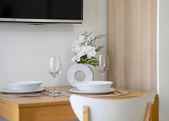 Elegant Very Berry With Parking And Balcony By Renters *