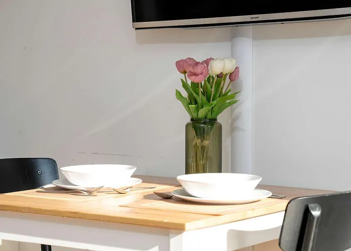 Elegant Very Berry With Parking And Balcony By Renters Poznan