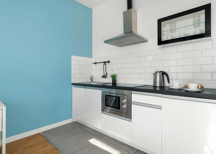 Elegant Very Berry With Parking And Balcony By Renters * Poznan