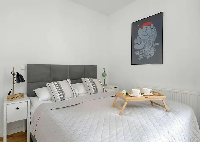 Elegant Very Berry With Parking And Balcony By Renters